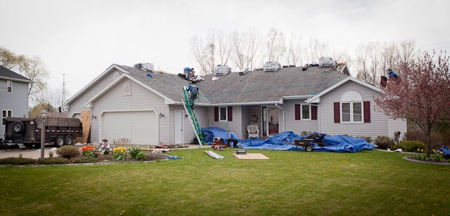 Wisconsin roofing contractors providing asphalt roof replacement