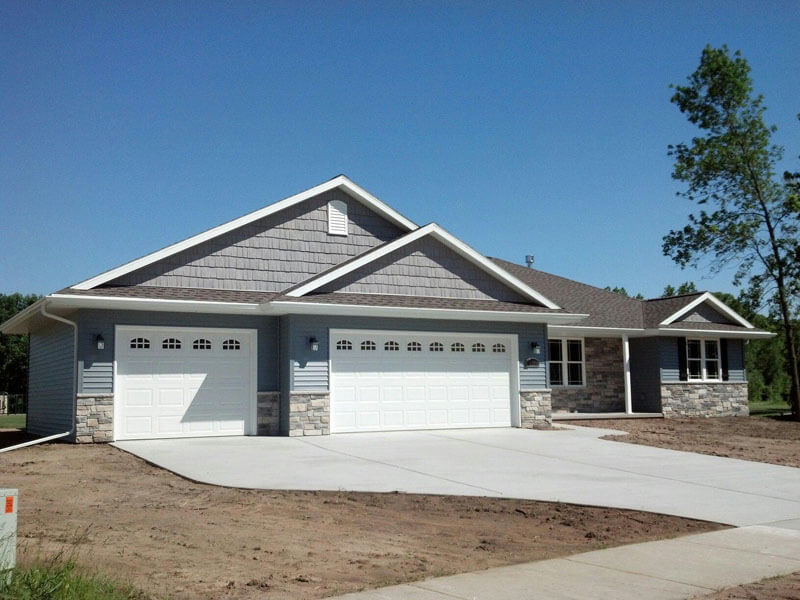 Newly constructed home in Green Bay, WI with asphalt shingles installed by Overhead Solutions